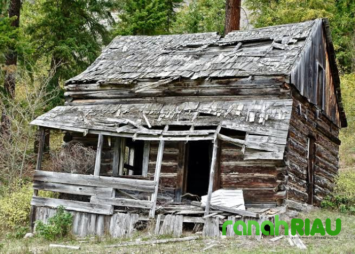 Puisi tentang Rumah: Tiang yang hampir Rebah, karya Batu Karang